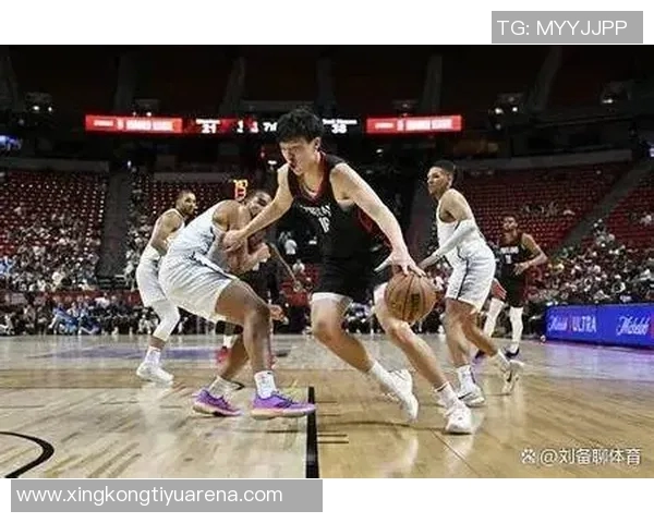 杨瀚森三分投篮瞬间引发全场屏息期待最终却只换来一声叹息